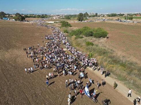 Cientos de israelíes marcha hacia la capital, y se detuvieron en el camino para consolar a los dolientes en la casa de la familia Marciano en Modi'in. (Tomer Shunam Halevi) Cientos de israelíes marcha hacia la capital, y se detuvieron en el camino para consolar a los dolientes en la casa de la familia Marciano en Modi'in.