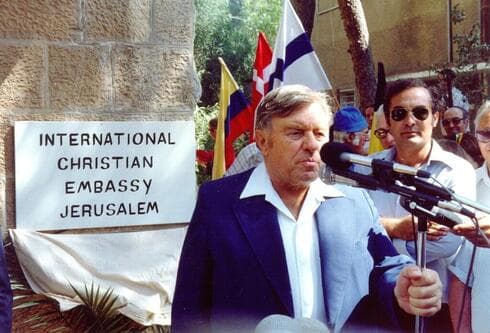 El entonces alcalde de Jerusalem, Teddy Kollek, en la inauguración de la Embajada Cristiana Internacional en Jerusalem, 1980. (Cortesía de ICEJ) El entonces alcalde de Jerusalem, Teddy Kollek, en la inauguración de la Embajada Cristiana Internacional en Jerusalén en 1980