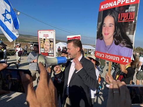 El embajador alemán Stefan Seibert habla en la marcha de los familiares de rehenes (Ronnie Green Shaulov) El embajador alemán Stefan Seibert habla en la marcha de los familiares de rehenes