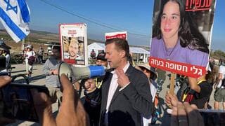 El embajador alemán Stefan Seibert habla en la marcha de los familiares de rehenes