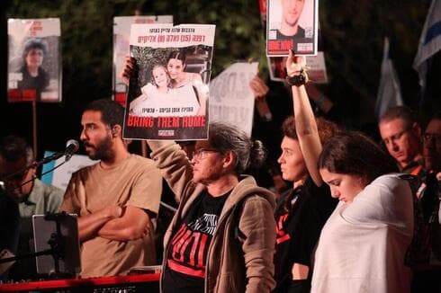 Familiares con las imágenes de los rehenes en poder de Hamás. 