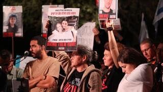 Familiares con las imágenes de los rehenes en poder de Hamás. 