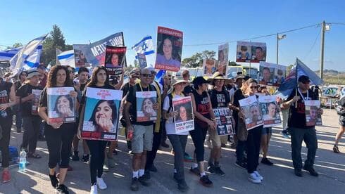 Familiares marchan con imágenes de los rehenes en poder de Hamás. (Ronnie Green Shaulov) Familiares marchan con imágenes de los rehenes en poder de Hamás.