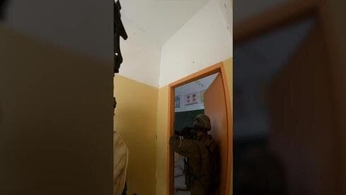 Soldado de Duvdevan dispara contra un aula de una escuela secundaria en el norte de la Franja de Gaza (Foto: Unidad del Portavoz de las FDI ) Soldado de Duvdevan dispara contra un aula de una escuela secundaria en el norte de la Franja de Gaza