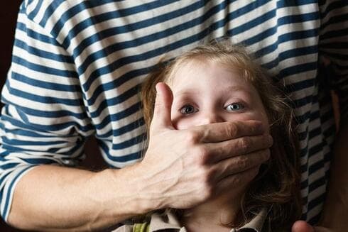 La lucha feminista hace silencio ante los crímenes atroces cometidos contra mujeres, niños y niñas. (Ynet) Los derechos de las mujeres están siendo borrados
