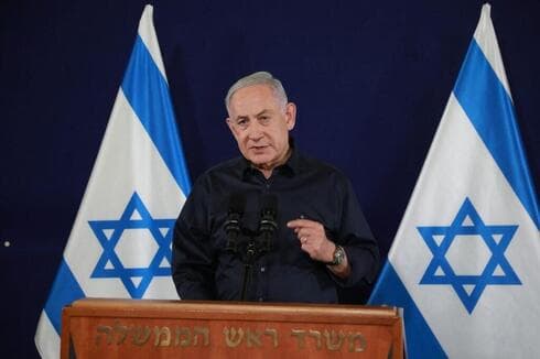 Benjamín Netanyahu contesta preguntas de los periodistas. 
