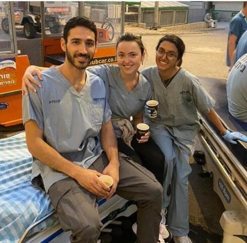 Estudiantes de medicina se ofrecen como voluntarios en el Hospital Soroka durante la guerra