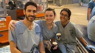 Estudiantes de medicina se ofrecen como voluntarios en el Hospital Soroka durante la guerra
