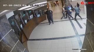 Imágenes publicadas por las FDI muestran a rehenes israelíes de Hamás siendo trasladados al interior del Hospital Shifa en Gaza.