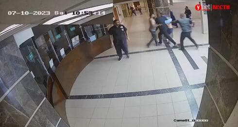 Imágenes publicadas por las FDI muestran a rehenes israelíes de Hamás siendo trasladados al interior del Hospital Shifa en Gaza. (Portavoz de las FDI) Imágenes publicadas por las FDI muestran a rehenes israelíes de Hamás siendo trasladados al interior del Hospital Shifa en Gaza.