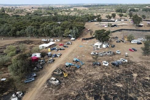 Visto desde el aire, así quedó el lugar donde se hizo la fiesta que fue atacada por Hamás y donde fueron asesinadas 350 personas. 