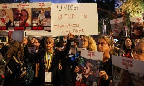 Protesta de familiares de secuestrados frente a un edificio de la ONU en Tel Aviv. (AFP) Protesta de familiares de secuestrados frente a un edificio de la ONU en Tel Aviv.