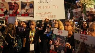 Protesta de familiares de secuestrados frente a un edificio de la ONU en Tel Aviv.