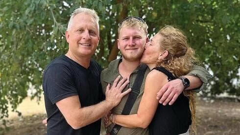 El sargento Shachar Fridman, con sus padres. 