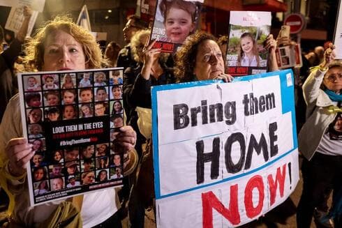 Protesta de familiares de secuestrados frente a un edificio de la ONU en Tel Aviv. (AFP) Protesta de familiares de secuestrados frente a un edificio de la ONU en Tel Aviv.