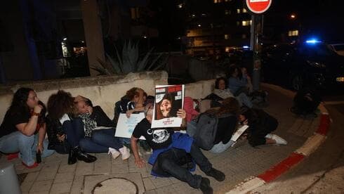 Residentes de Tel Aviv durante el bombardeo de este lunes.