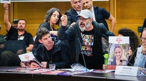 Furia de los familiares de secuestrados en la Knesset.