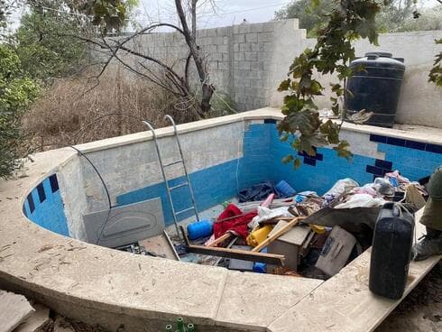 Los naranjos y una piscina pueden darle a una casa un aspecto inocente. Pero era almacén de armas y centro logístico de Hamás.