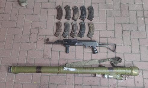 Algunas de las armas encontradas. 
