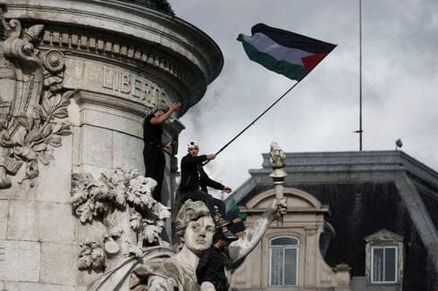 Sindicatos y organizaciones sindicales francesas piden la paz y un alto el fuego inmediato en Gaza durante una manifestación en la Place de la République en París, Francia, el 22 de octubre de 2023. (Reuters) Sindicatos y organizaciones sindicales francesas piden la paz y un alto el fuego inmediato en Gaza durante una manifestación en la Place de la République en París, Francia, el 22 de octubre de 2023.