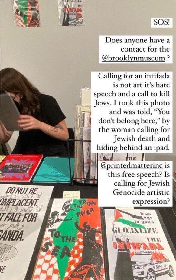Proclamas antiisraelíes impresas en revistas vendidas en el Museo. 