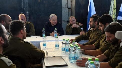 Netanyahu en una reunión con soldados reservistas.