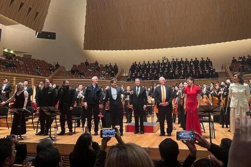 El compositor de la obra, Aaron Zigman, dijo que se trata de ua historia de humanidad, amor, esperanza y aceptación (Foto: Casey Hall / Reuters ) Producción de Emigre de la Orquesta Sinfónica de Shanghai