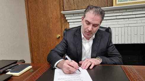 jeremy levi, alcalde de Hampstead, elabora una ley diseñada para combatir el fenómeno de derribar carteles de cautivos israelíes. (Gilad Jalón) jeremy levi