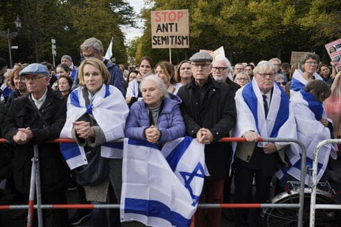 La gente escucha discursos durante una manifestación contra el antisemitismo y para mostrar solidaridad con Israel en Berlín, Alemania, el 22 de octubre de 2023. (AP) La gente escucha discursos durante una manifestación contra el antisemitismo y para mostrar solidaridad con Israel en Berlín, Alemania, el 22 de octubre de 2023.