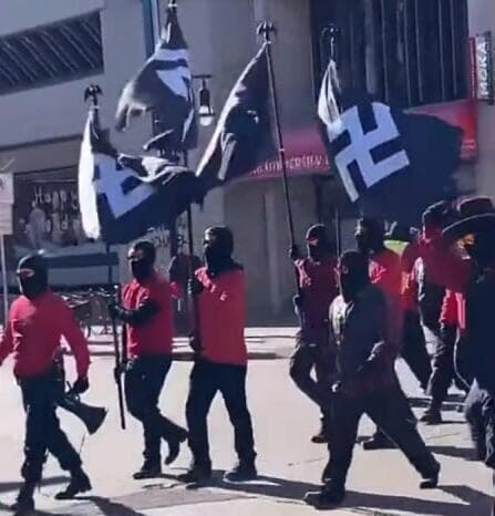 Marcha neonazi por las calles de Madison, Wisconsin, Estados Unidos. 