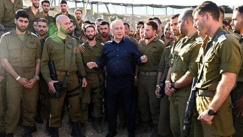 Netanyahu en una reunión con soldados reservistas.