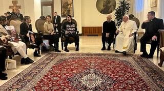 El Papa Francisco se reúne con familiares de secuestrados por Hamás.