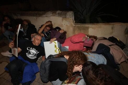 Manifestantes que pedían la liberación de los rehenes de Gaza buscaban refugio frente a las oficinas de UNICEF en Tel Aviv mientras las sirenas empezaban a sonar. (Foto: Yariv Katz ) Manifestantes que pedían la liberación de los rehenes de Gaza buscaban refugio frente a las oficinas de UNICEF en Tel Aviv mientras las sirenas empezaban a sonar.