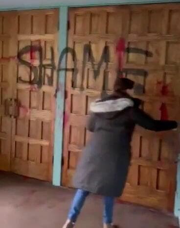 Los grafitis expresan "Vergüenza", "Dejen de matar", "Vergüenza para Israel" y "Alto el fuego para siempre".