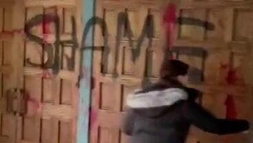 Los grafitis expresan "Vergüenza", "Dejen de matar", "Vergüenza para Israel" y "Alto el fuego para siempre".