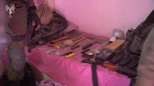 Armas debajo de la cama de un niño, dentro de la casa de un funcionario de Hamás. (Portavoz de las FDI) Armas debajo de la cama de un niño, dentro de la casa de un funcionario de Hamás.