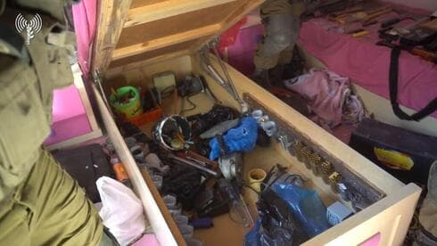 Armas debajo de la cama de un niño, dentro de la casa de un funcionario de Hamás. (Portavoz de las FDI) Armas debajo de la cama de un niño, dentro de la casa de un funcionario de Hamás.