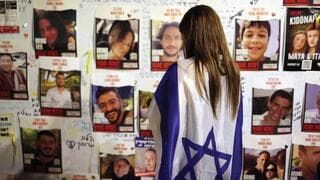 Muro con fotografías de rehenes de Hamás.