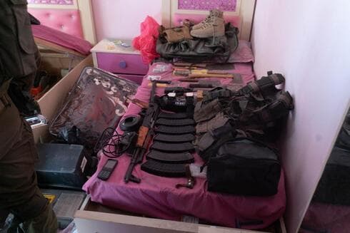 Armas debajo de la cama de un niño, dentro de la casa de un funcionario de Hamás. (Portavoz de las FDI) Armas debajo de la cama de un niño, dentro de la casa de un funcionario de Hamás.