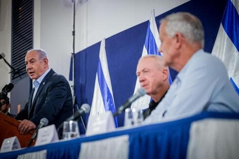 Gantz, Gallant y Netanyahu, anoche en la rueda de prensa. 