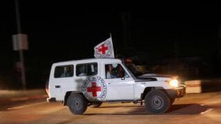 Vehículos de la Cruz Roja cruzan Egipto con destino a Israel.