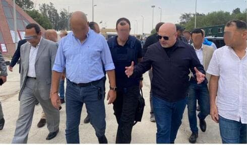 Karim Khan en el cruce de Rafah el mes pasado.