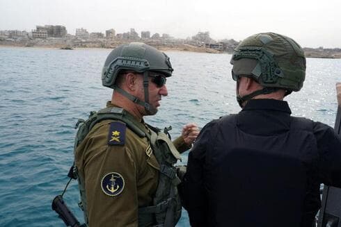 Gallant dialoga con el comandante de la Armada de Israel. 