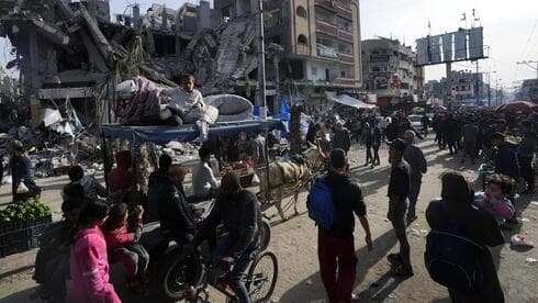 Los habitantes de Gaza aprovechan el alto el fuego temporal en Nusirat, en la Franja de Gaza, 