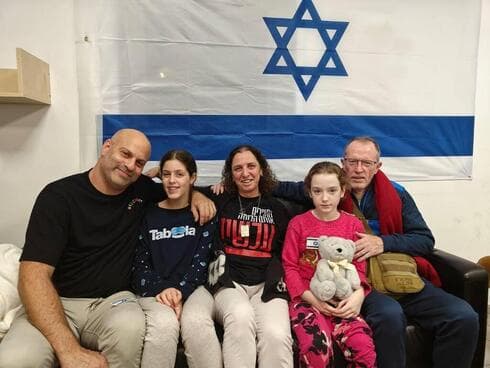 Thomas Hand con su hija Emily y Hila Rotem, que regresó sin su madre con el tío y amigo de su madre. (Ynet) Thomas Hand con su hija Emily y Hila Rotem, que regresó sin su madre con el tío y amigo de su madre.