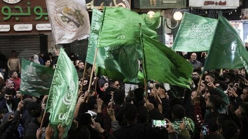 Con nuestra alma y nuestra sangre, te redimiremos, Hamás”, fue
uno de los cánticos de las multitudes en Cisjordania.
(AP/Majdi Mohammed) Con nuestra alma y nuestra sangre, te redimiremos, Hamás”, fueron los cánticos de las grandes multitudes en Cisjordania.