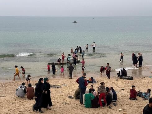 Habitantes de Gaza se refrescan en la playa.