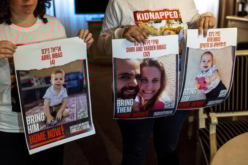 Familiares sostienen la foto de Kfir Bibas, el bebé argentino de diez meses que sigue capturado por un grupo terrorista diferente a Hamás en la Franja de Gaza. (Reuters) Familiares sostienen la foto de Kfir Bibas, el bebé argentino de diez meses que sigue capturado por un grupo terrorista diferente a Hamás en la Franja de Gaza.