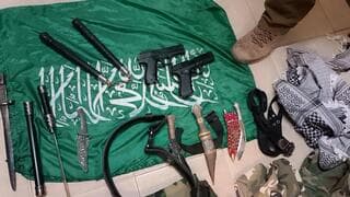 Bandera de Hamás confiscada por las fuerzas de seguridad israelíes, en Cisjordania