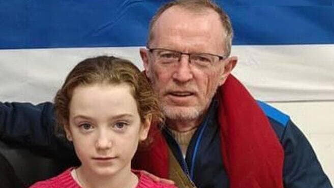 "Emily Hand no estaba 'perdida'. Fue brutalmente secuestrada por los escuadrones de la muerte que masacraron a sus vecinos." (Ynet) "Emily Hand no estaba 'perdida'. Fue brutalmente secuestrada por los escuadrones de la muerte que masacraron a sus vecinos."